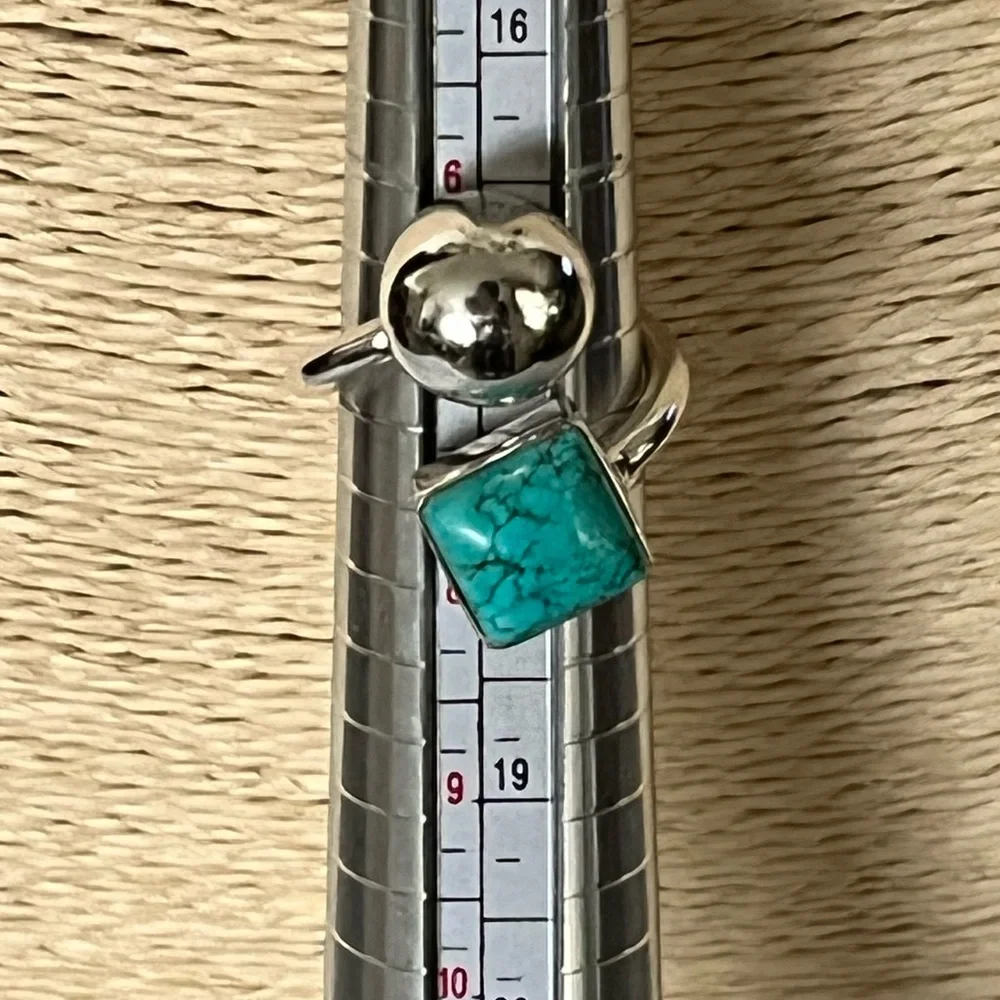 TURQUOISE & STERLING SILVER PRE-LOVED AUTHENTIC STYLE  DESIGN RING